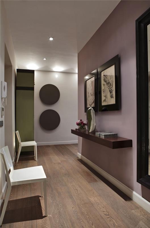 Deco idealen mehki in ženstveni hodnik, hodnik, pobarvan v stari roza in beli barvi, obkrožen s pridihi temnega lesa