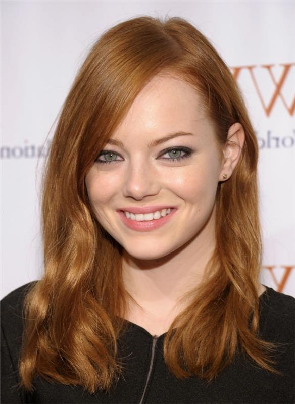 Įžymybių šukuosena Emma Stone ilgais variniais plaukais su ilgais šoniniais kirpčiukais