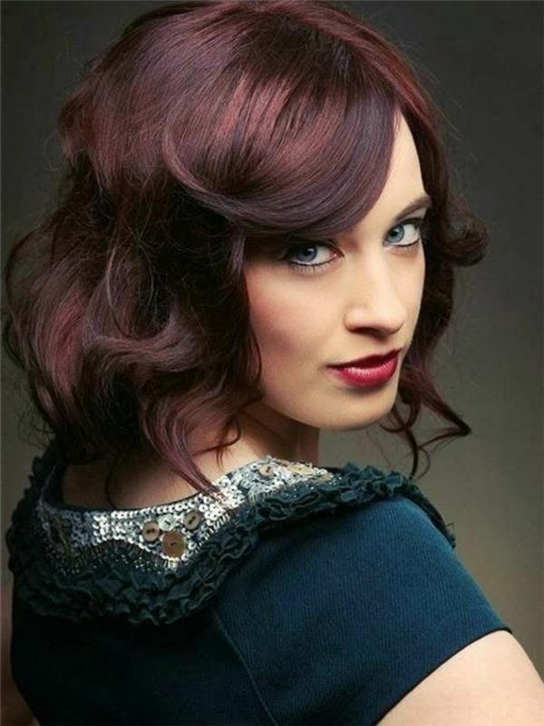 barva las iz mahagonija-precej-rdeča-barvanje-na-srednje dolgih las