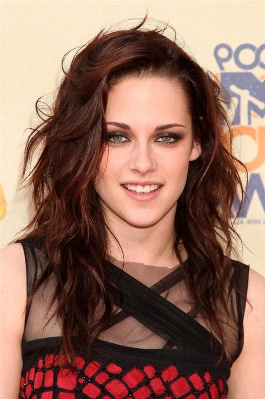 raudonmedžio spalvos, ilgas sluoksniuotas rudos spalvos kirpimas su tamsiai raudonais akcentais, Kristen Stewart šukuosena