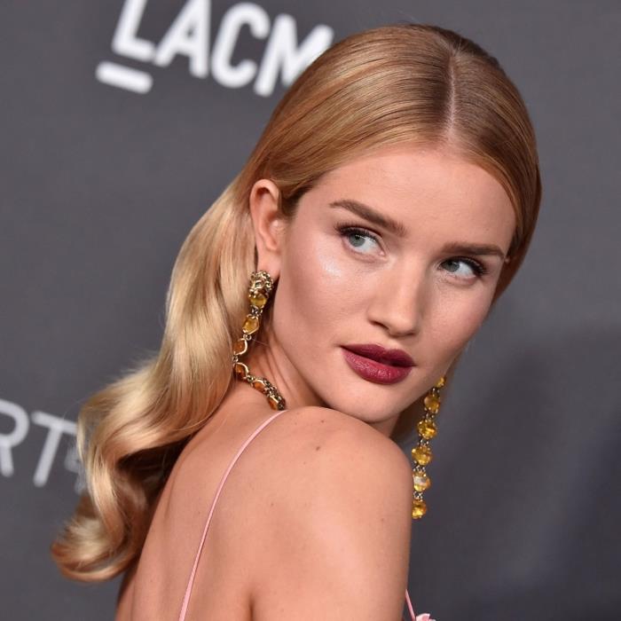 saç renginizi nasıl seçersiniz, açık gözler, Rosie Huntington, saç rengi fikri, sarı kristalli küpeler