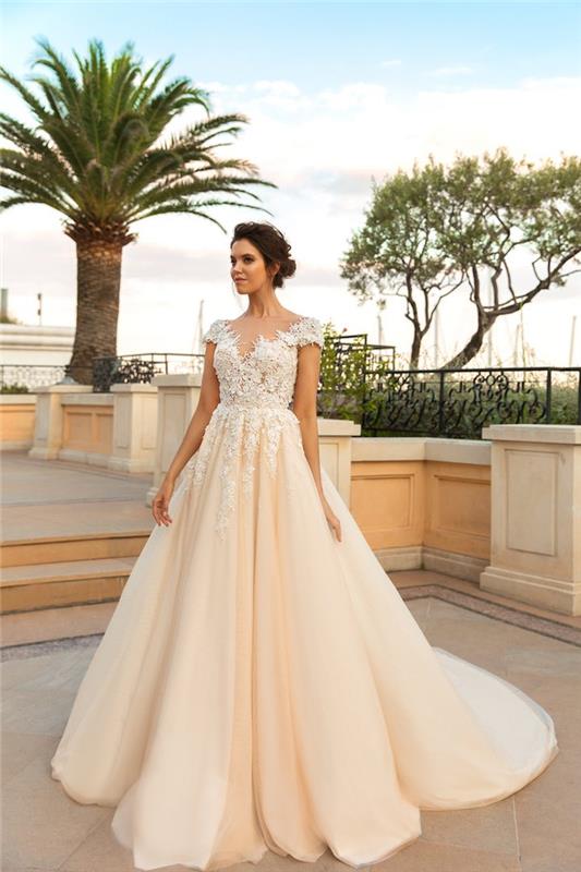 Lepa klasična princesa poročna obleka s čipko za vrh in tilom za voluminozno krilo, kul ideja katera obleka je zame