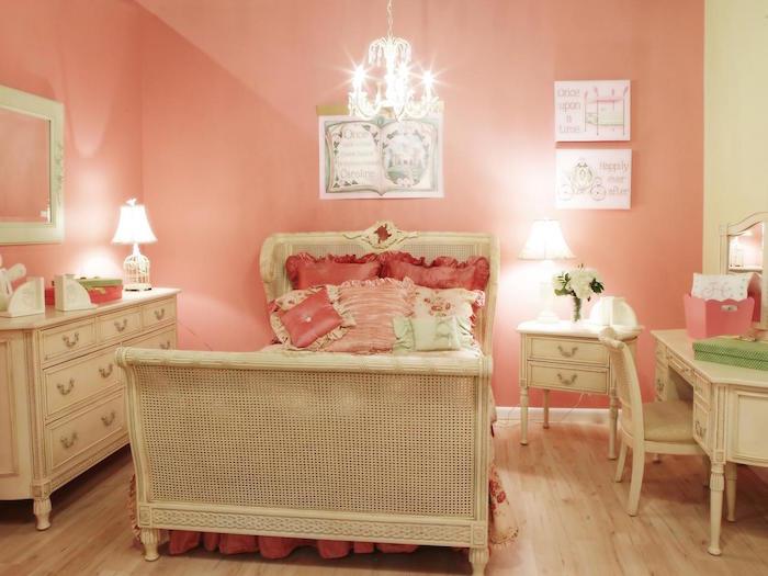 Vintage tarzı mobilyalarla somon pembesi kız odası için boyanın renkli fotoğrafı