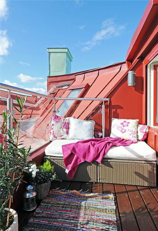 fuschia magenta barvna terasa na stavbi s PVC pohištvom iz ratana in poudarki fuksije