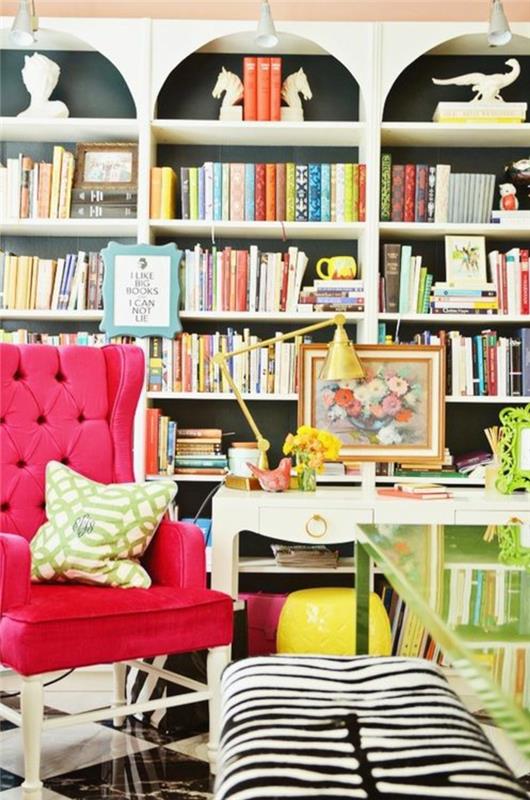 škrlatna barva fuksije v domači knjižnici z naslanjačem iz fuksije in pohištvom iz zebre