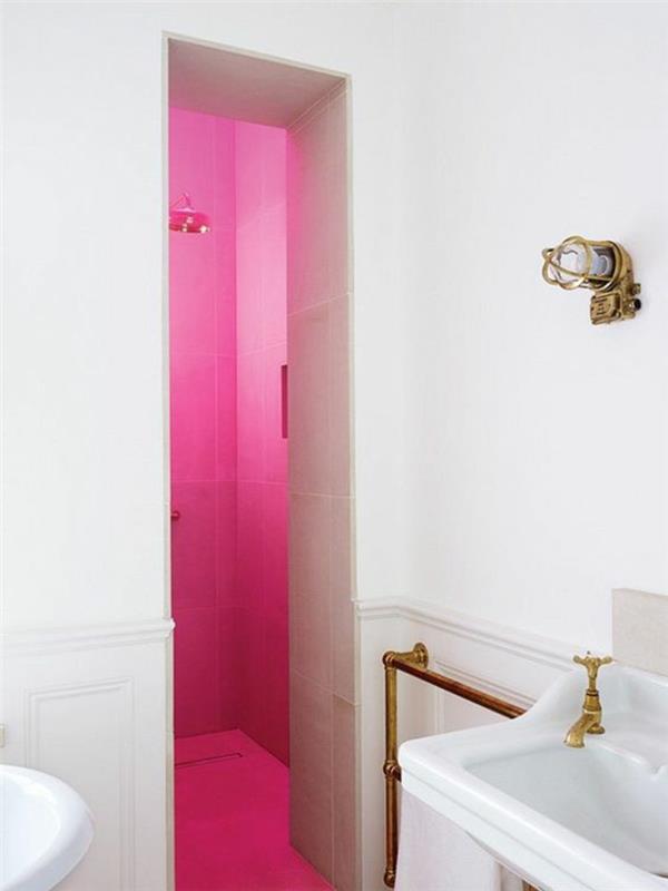 magenta fuschia dvobarvna kopalnica z italijansko prho v fuksiji