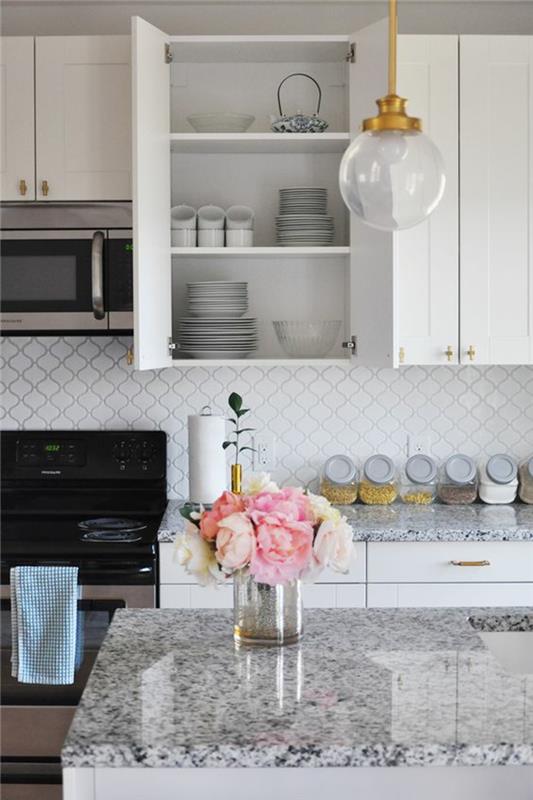 beyaz mobilyalı iyi organize edilmiş bir mutfakta inci grisi boya