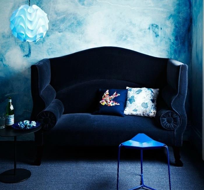 indigo-barva-dnevna soba-indigo-kavč-barva-modra-stenska-barva-in-balnc-črna-postrežba-miza-modra-stolček-dizajn-obesek