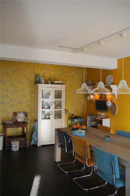 prenovite svojo kuhinjo, kuhinjo prebarvajte v gorčično rumeno, črna lesena tla, modra, gorčično rumena in črna žametna stola