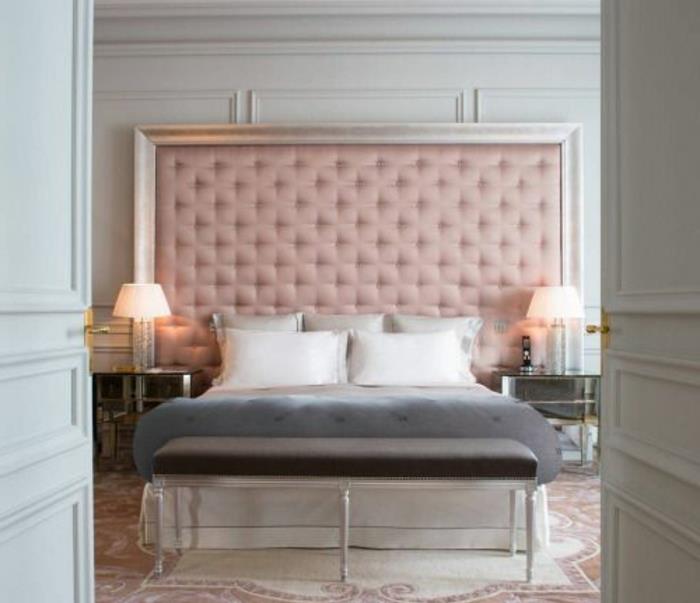 bela in roza preproga, bela in siva posteljna garnitura, roza oblazinjeno vzglavje, roza in siva spalnica, baročni slog