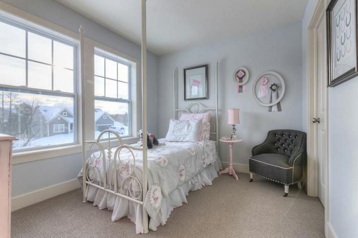 svetlo modra barva sten, bela kovinska postelja, siv naslanjač, ​​siva preproga, sivo in roza posteljnina, roza okrasni detajli, dekor spalnice