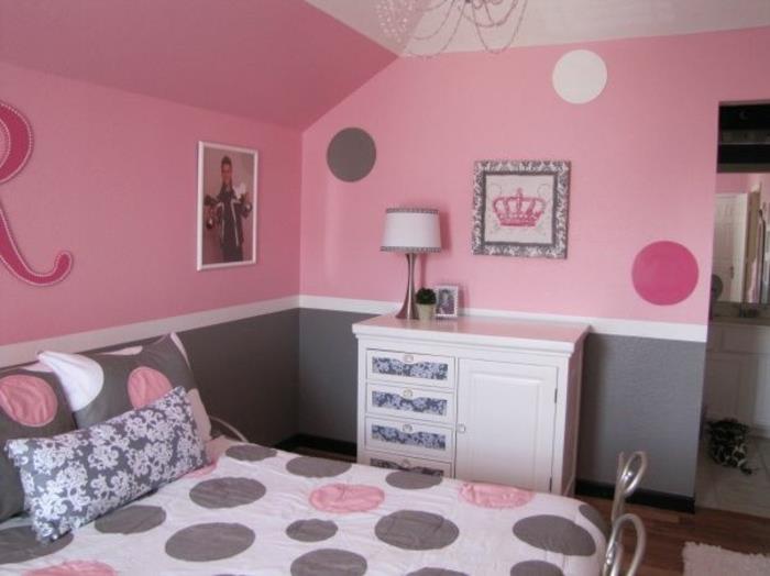 dekor spalnice, roza in siva barva sten, roza, sivo in belo posteljnina, bela omara, po meri z ozadjem, cvetlični vzorci
