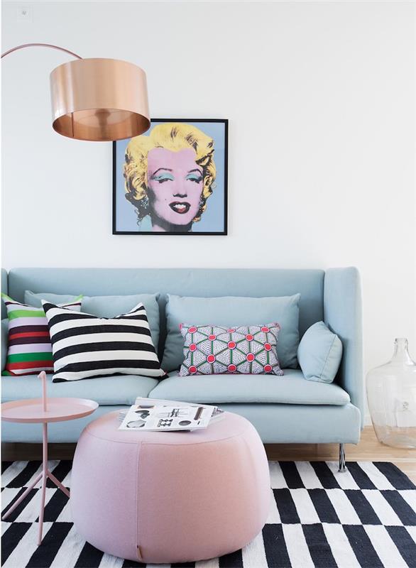 iç dekorasyon, beyaz ve siyah çizgili minderli açık mavi kanepe, Marilyn Monroe'nun portre resmi
