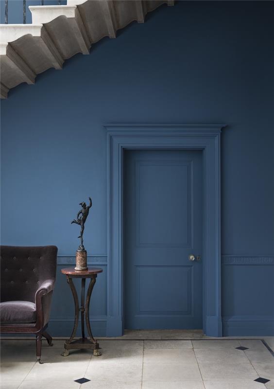 prefinjena in prefinjena dekoracija predsobe, predsoba s stenami, podnožji in lesenimi izdelki v isti globoki in svetlo modri barvi