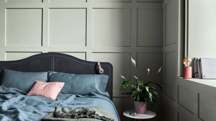 Modern bir yatak odasında duvarlar için 2020 renk trendi, mavi desenli zeytin yeşili duvarlara sahip oda tasarımı