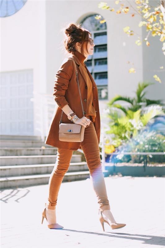 modna ženska oblačila, ozke hlače z rjavim puloverjem, srednje dolg rjav blazer s torbico in bež čevlji