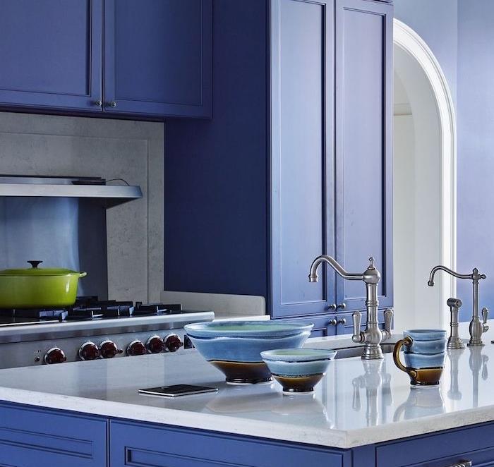 lacivert renkli mavi mutfak, orta ada ve lacivert mutfak dolabı, gümüş ev aletleri ve musluklar