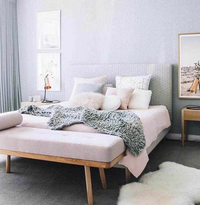 svetlo siva barva sten, siva postelja, zavese in preproga, siva, roza in bela posteljna garnitura, leseni konec postelje, roza blazina, okrašena stena, barva spalnice za odrasle