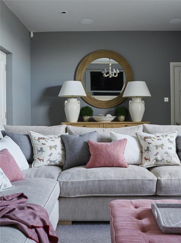 svetainės dažų spalva, apvalus medinis veidrodis, dekoratyvinės pagalvėlės, du abažūriai