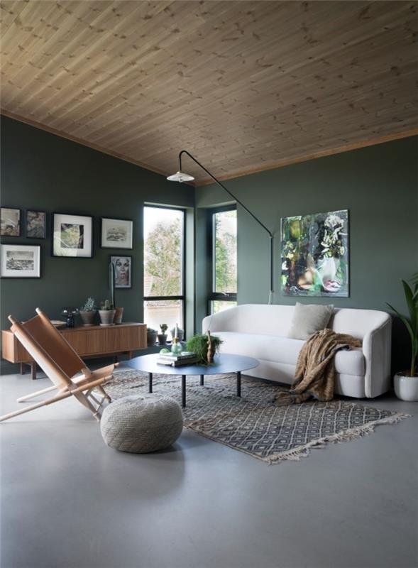 barva barve za dnevno sobo trend 2021 leseni strop, ki prekriva črno steno svetilke s črnimi okvirji