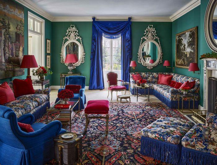 dažų spalva gyvenamojo kambario tendencijai 2021 maksimalistinis stilius su karališkos mėlynos spalvos baroko baldais