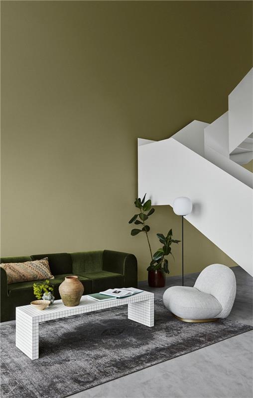 barva barve za dnevno sobo trend 2021 siva preproga bela kavna mizica talna svetilka zelena zofa