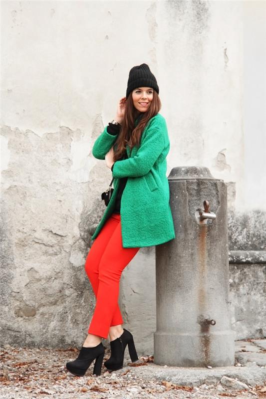 barvna mešanica, rdeče tanke hlače s srednje dolgim ​​plaščem v zeleni barvi, združite komplementarne barve zeleno in rdečo