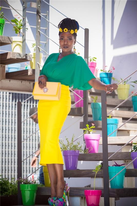 trendovski čevelj z večbarvnimi petami, kombinacija oblačil v rumenem krilu in zeleno žensko srajco