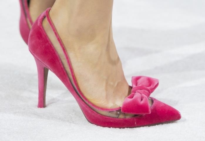 blagovna znamka ženskih čevljev, model čevljev z visokimi petami in rožnatim trakom fucshia iz kolekcije Valentino