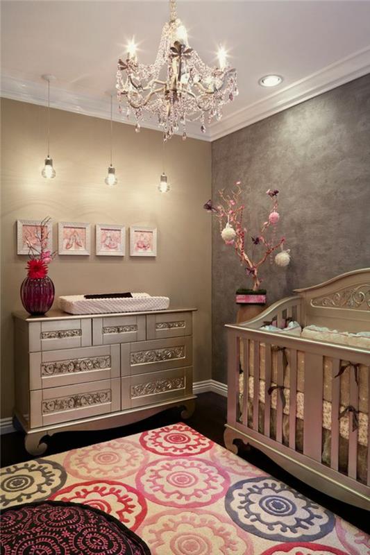 prašno rožnata barva, spalnica, baročna razsvetljava, viseče žarnice, komoda in otroška posteljica v baročnem slogu