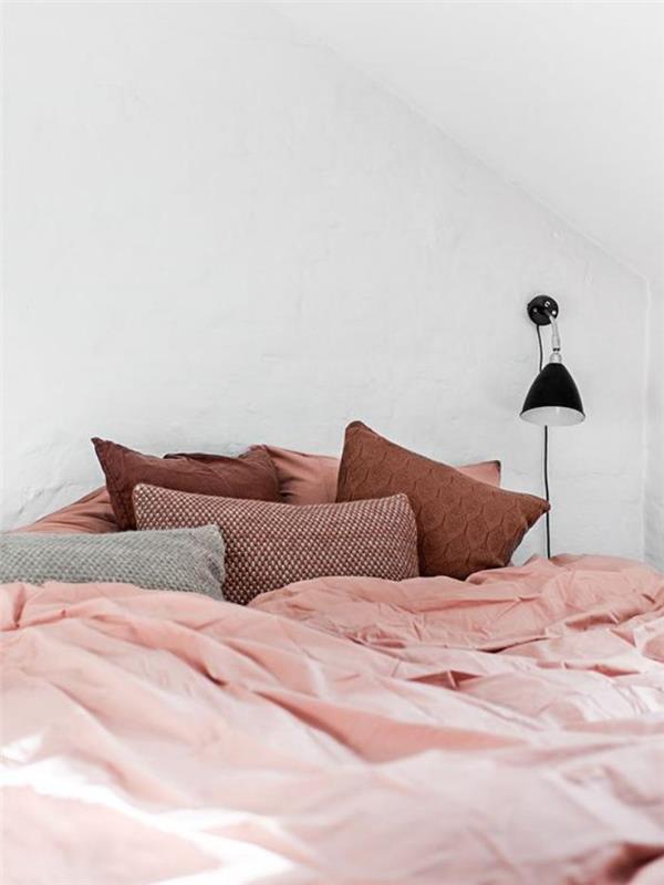 renkli-toz-pembe-yatak çarşafları-yumuşak-yastıklar