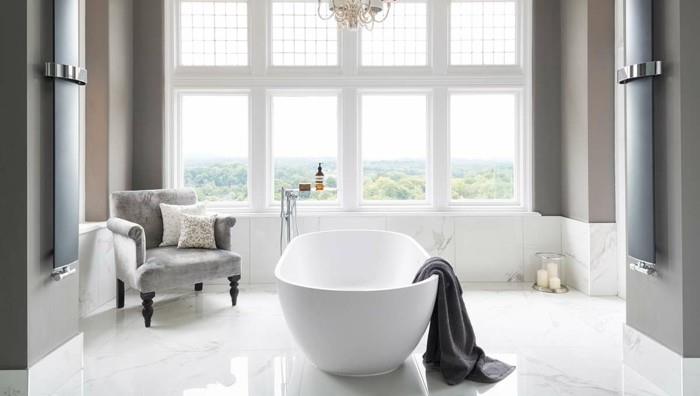 pilka vonios kambario spalva-balta-laisvai stovinti vonia-pilka-fotelis-marmuras-grindys-rami atmosfera