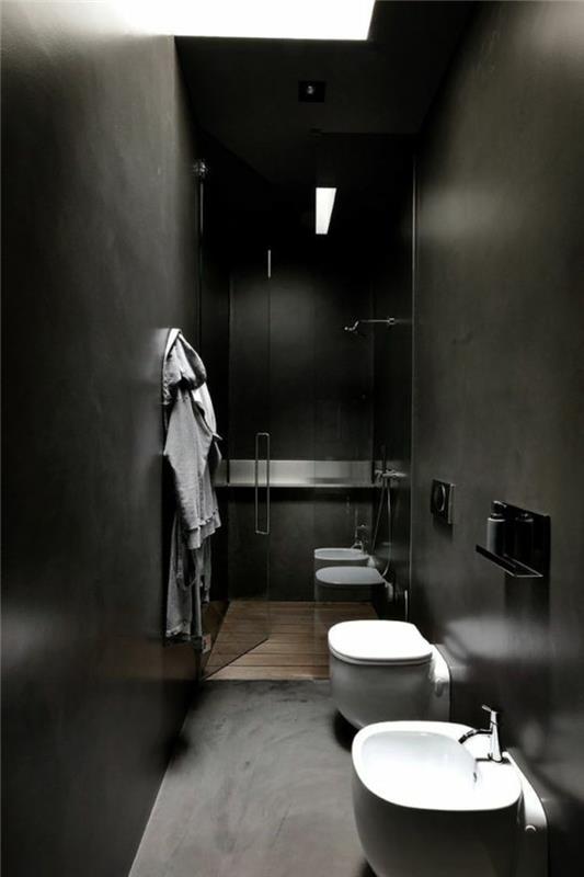 juodas vonios kambarys-spalva-prašmatnus-siauras-vonios kambarys-su įmontuotomis voniomis-stiklo durimis