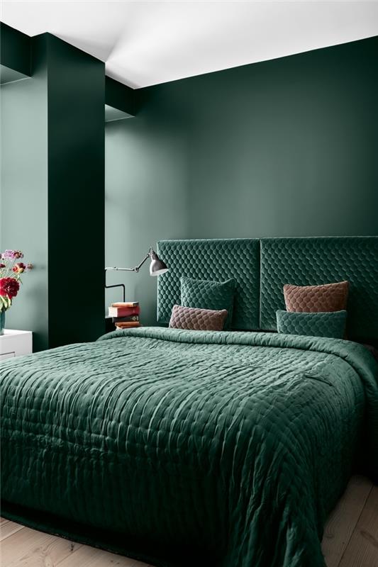 deco trend 2018 2019, zelena spalnica z belim stropom, postavitev spalnice za odrasle s temnimi stenami