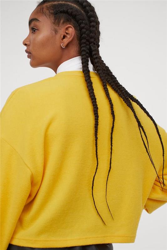 barvni trend 2021 dekle s pletenicami in rumenim puloverjem