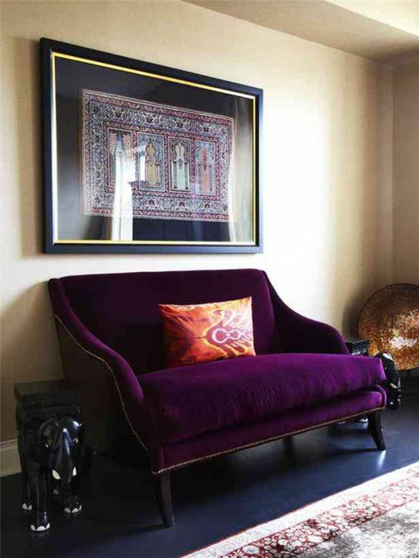 modaya uygun oturma odası rengi, mor kanepe, fil şeklinde tabure, turuncu yastık, geleneksel iç mekan