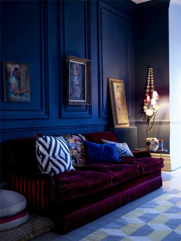 modaya uygun oturma odası rengi, modern halı, yumuşak kanepe, dekoratif minderler, sanatsal portreler