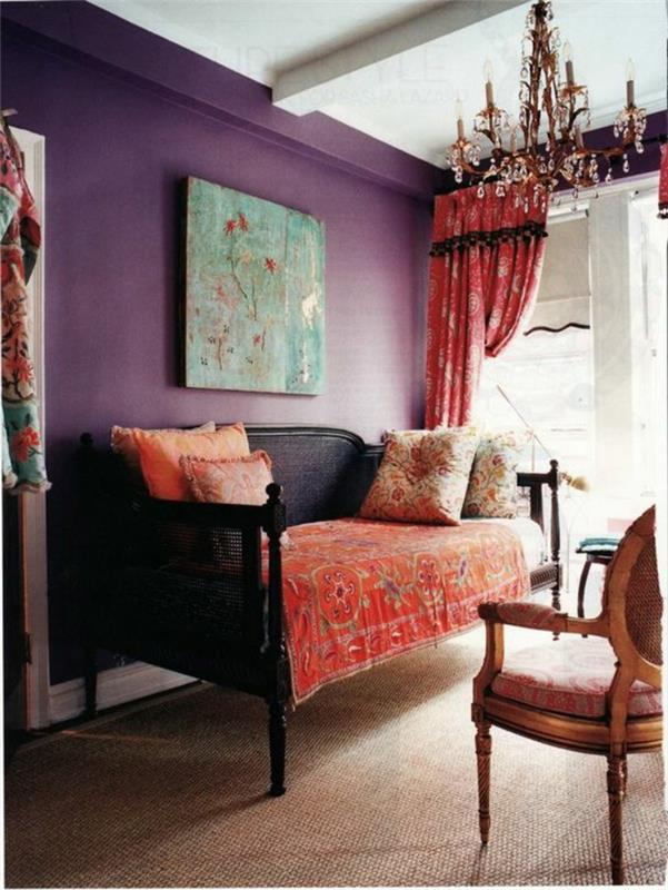 modaya uygun oturma odası rengi, siyah kanepe ve retro tarzı battaniye, püsküllü tavan lambası, mavi sanatsal resim,