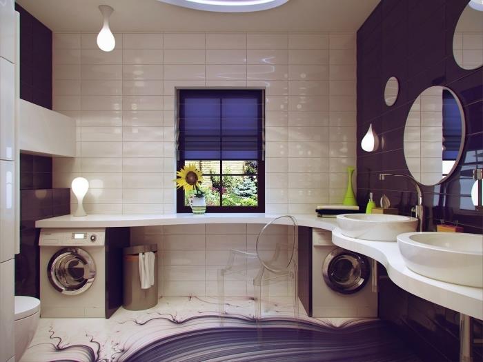 dekoracija iz ultra vijoličnih in bež ploščic za sodobno kopalnico z belim pohištvom, okroglo stropno okno
