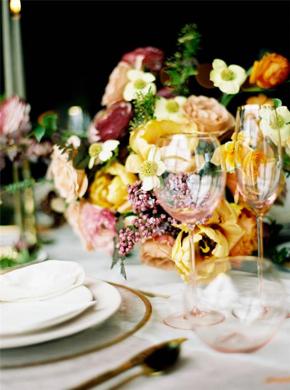 Poročna miza deco poročni meni deco civilna poroka preprosta in elegantna ideja poroka blizu naravi tematsko cvetje in zlati detajli