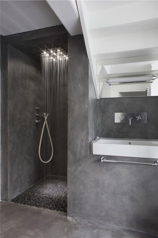 trendovska moderna kopalnica z betonskimi stenami in belim stropom, model dežne prhe s sivimi stenami