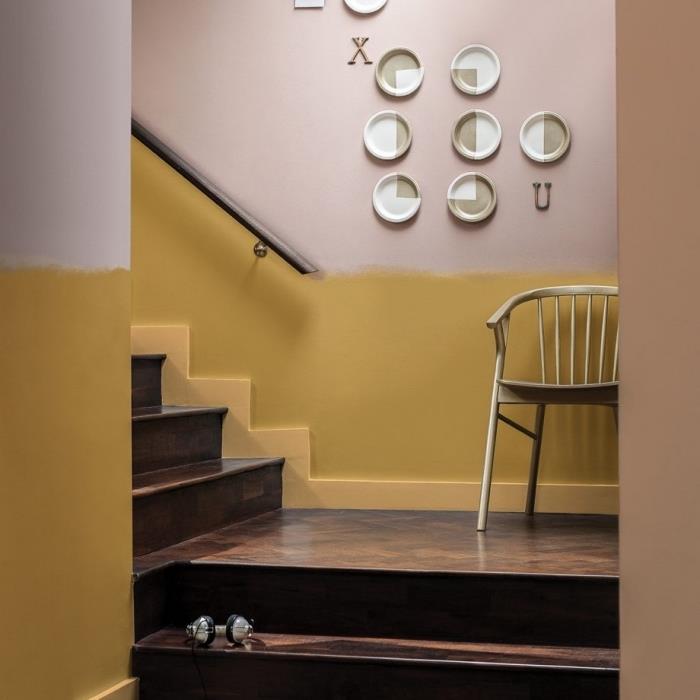 zamisel pobarvati stopnišče v dveh trendovskih barvah, dvobarvne stene pobarvane v gorčično rumeno in pepelnato roza brez jasno opredeljene črte med obema deloma