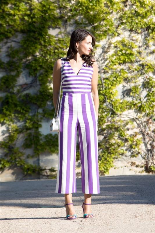 eleganten trendovski kombinezon s črtastimi vzorci v beli in vijolični barvi, model spodnjih hlač s tekočimi nogami
