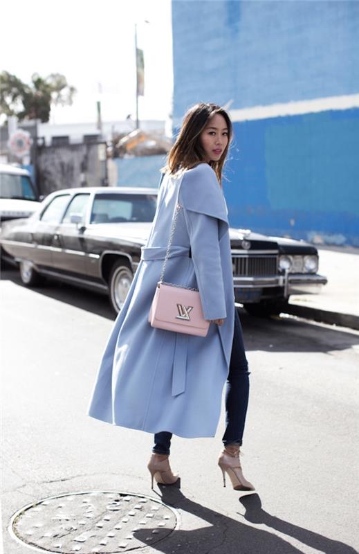 Pastel mavi renkte uzun moda kışlık palto ile kot pantolon ve yüksek ayakkabılı şık kadın görünümü fikri