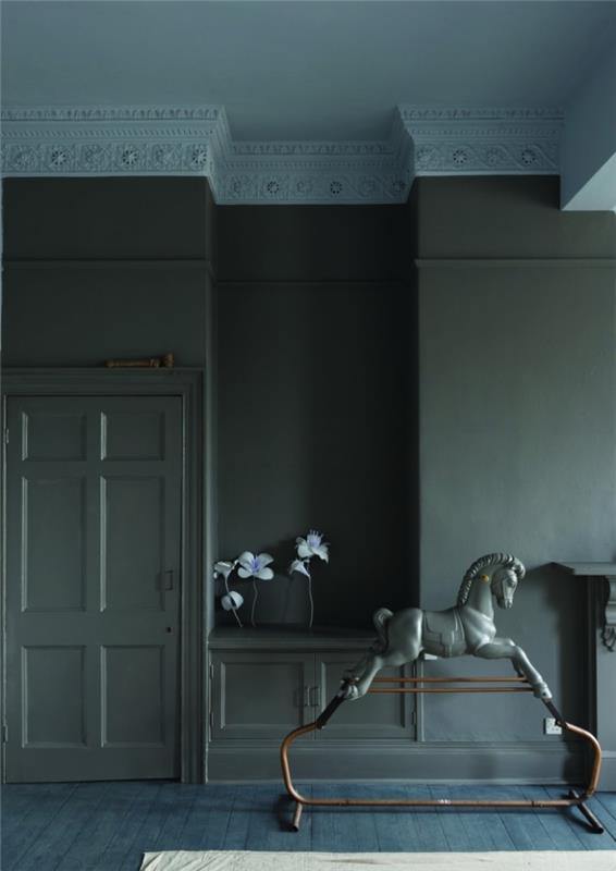 klasikinė ir elegantiška svetainė, nudažyta žalia ir mėlyna pilka spalva, durys dažytos ta pačia spalva kaip ir sienos