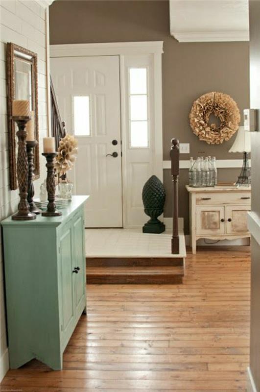 hodnik-lesena-tla-modra-leseno-pohištvo-bela-vhodna vrata