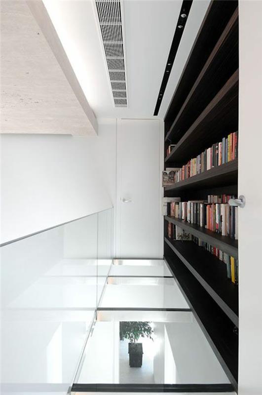 prieškambaris-namas-su stiklo grindimis-skaidrus-grindys-idėja-stiklo grindų biblioteka