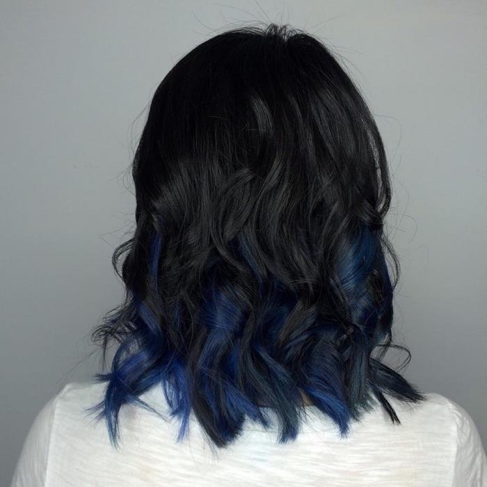 madinga šukuosenos idėja ant juodų pagrindinių plaukų su garbanotais tamsiai mėlynų sruogų galais, kurią plaukų spalvą pasirinkti