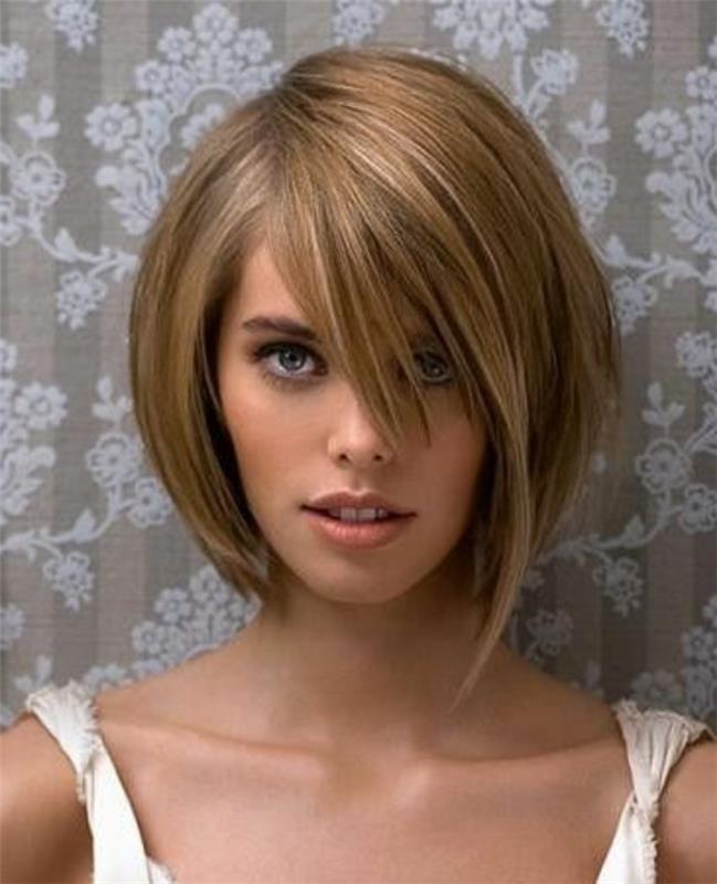 asimetriškai kirpta moteris-šukuosena-trumpas kirpimas tiesiais plaukais