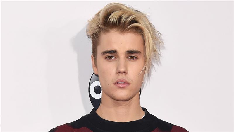 berniukas nukirptas asimetriškais kirpčiukais, ekstravagantiška Justino Bieberio šukuosena, šviesūs blondinai, idėja, kaip formuoti plaukus